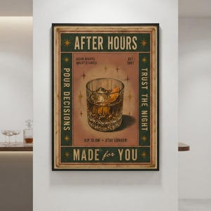 Puede incluir: Un p&oacute;ster de pared rectangular en un marco negro con un fondo verde oscuro y rojo apagado. El centro muestra un vaso de l&iacute;quido &aacute;mbar con hielo y una rodaja de naranja. El texto dice: AFTER HOURS, POUR DECISIONS, TRUST THE NIGHT, MADE for YOU.