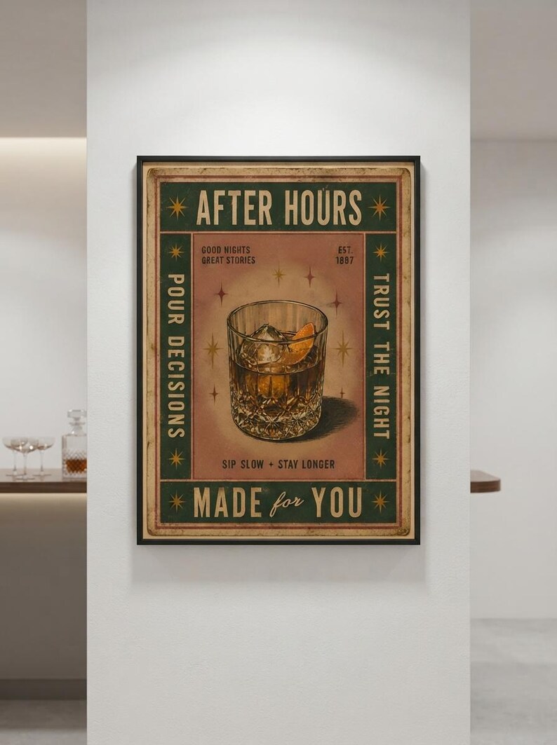 Puede incluir: Un p&oacute;ster de pared rectangular en un marco negro con un fondo verde oscuro y rojo apagado. El centro muestra un vaso de l&iacute;quido &aacute;mbar con hielo y una rodaja de naranja. El texto dice: AFTER HOURS, POUR DECISIONS, TRUST THE NIGHT, MADE for YOU.