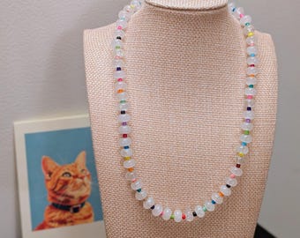 Collier arc-en-ciel de perles de rocaille