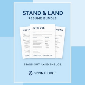 Può includere: Un pacchetto di curriculum vitae intitolato "STAND & LAND" con tre modelli di curriculum. I curriculum sono bianchi con testo nero, con sezioni per profilo, esperienza e istruzione. Il testo "STAND OUT. LAND THE JOB." è visualizzato, insieme al logo Sprintforge.