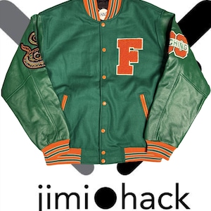 Puede incluir: Chaqueta universitaria verde con ribete a rayas naranja y blanco, con un gran parche "F" naranja y un parche de serpiente en la manga. La chaqueta tiene mangas de cuero verde y el texto "jimi hack" en la parte inferior.