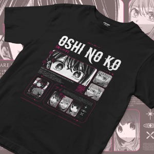 以下が含まれることがあります： 黒いTシャツに、白い文字で「OSHI NO KO」と日本語の文字、アニメ風のイラストが描かれています。デザインには、複数のアニメキャラクターの肖像画と「LIES ARE AN OUTSTANDING KIND OF LOVE」というフレーズが含まれています。