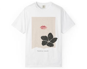 Camiseta con estampado de beso y bloques florales negros / Camiseta gráfica minimalista