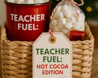 Może przedstawiać: Koszyk prezentowy z czerwonym kubkiem wypełnionym piankami, woreczkiem pianek i etykietą z napisem "Teacher Fuel: Hot Cocoa Edition". Koszyk jest wykonany z wikliny i stoi na jutowej powierzchni.