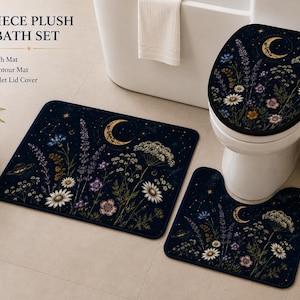 Può includere: Un set da bagno in peluche da 3 pezzi che include un tappetino rettangolare, un tappetino sagomato a U e un copriwater. Ogni pezzo presenta uno sfondo blu scuro con una stampa floreale celeste composta da margherite bianche e una luna dorata.