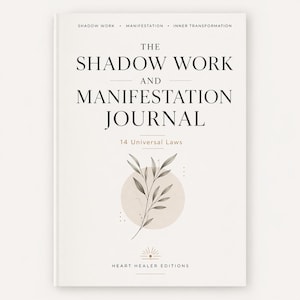 以下が含まれることがあります： 「The Shadow Work and Manifestation Journal」というタイトルのハードカバーのジャーナルで、「14 Universal Laws」というテキストが書かれています。表紙には、ニュートラルな色調の植物画と「Heart Healer Editions」という文字が描かれています。