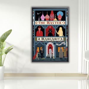 Pode incluir: Uma impressão artística emoldurada com o texto "THE MASTER & MARGARITA". A ilustração apresenta elementos arquitetônicos, figuras e um gato preto. A obra de arte utiliza uma paleta de cores vermelha, azul e dourada.