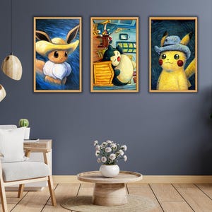 Puede incluir: Tres impresiones artísticas enmarcadas con ilustraciones estilizadas de personajes de Pokémon. La obra de arte incluye a Eevee, Snorlax y Pikachu, cada uno con un sombrero. Las impresiones se exhiben en una pared azul oscuro, con un marco de madera.