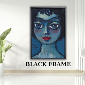 Può includere: Ritratto incorniciato di una donna con la pelle blu, grandi occhi e labbra rosse. L'opera d'arte è in una cornice nera ed è appesa a una parete bianca. Il dipinto ha uno stile artistico stravagante. Il testo "BLACK FRAME" è sotto.