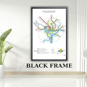 Può includere: Una stampa artistica da parete incorniciata che mostra la mappa del sistema Metrorail di Washington DC, MD, VA. La mappa presenta linee di transito colorate su sfondo bianco, racchiuse in una sottile cornice nera. Il testo recita Metrorail System Map, Washington DC, MD, VA.