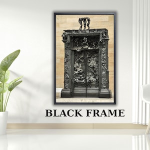 Könnte beinhalten: Ein gerahmter Wandkunstdruck mit einer Schwarz-Weiß-Fotografie einer dunklen, verzierten Bronzeskulptur eines monumentalen Türrahmens mit komplexen Reliefs, gekrönt von einer kleinen Figurengruppe, eingefasst in einen schlichten schwarzen Rahmen.