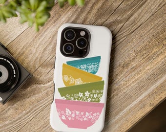 Funda para iPhone inspirada en Pyrex, cuencos vintage apilados, mariposa de grosella dorada, estampado de flores de primavera, estilo de cocina retro.