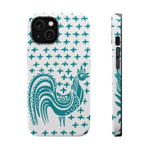 Puede incluir: Funda de teléfono blanca con un diseño de gallo turquesa y un patrón de cruces turquesas. El gallo está estilizado con una cola y un cuerpo detallados. La funda se muestra desde el frente y el lateral.