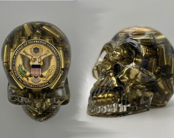 Regalo para fuerzas del orden: Exhibidor de monedas de desafío - Calavera personalizada con casquillo de bala de resina
