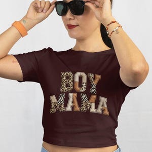 PNG de estampado de leopardo para mamá de niño, letras universitarias bordadas en falso, diseño de camiseta occidental moderna para mamá, PNG de estampado de leopardo para mamá de niño, sublimación DTF