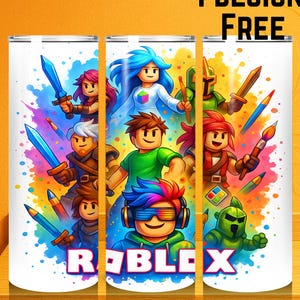 Puede incluir: Un vaso cilíndrico con un estampado gráfico colorido de varios personajes estilo bloque en poses de acción, incluyendo figuras con espadas y pinceles, sobre un fondo de salpicaduras de acuarela con el texto 1 DESIGN FREE y ROBLOX.