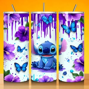 K&ouml;nnte beinhalten: Ein zylindrischer Becher mit einem blauen Alien-Charakter, leuchtend violetten Hibiskusbl&uuml;ten und hellblauen Schmetterlingen. Das Design zeigt einen violetten Farbtropfeffekt am oberen Rand, blaue Farbspritzer und einen Metallstrohhalm.