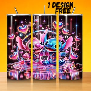 K&ouml;nnte beinhalten: Ein zylindrischer Becher mit schwarzem Hintergrund und einer leuchtenden Illustration von zwei Zeichentrickfiguren, einer rosa und einer blau, umgeben von Neonherzen, Sternen und kreisf&ouml;rmigen Lichtringen. Der Text 1 DESIGN FREE ist sichtbar.