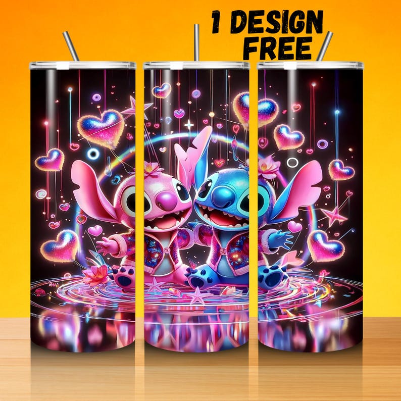 K&ouml;nnte beinhalten: Ein zylindrischer Becher mit schwarzem Hintergrund und einer leuchtenden Illustration von zwei Zeichentrickfiguren, einer rosa und einer blau, umgeben von Neonherzen, Sternen und kreisf&ouml;rmigen Lichtringen. Der Text 1 DESIGN FREE ist sichtbar.