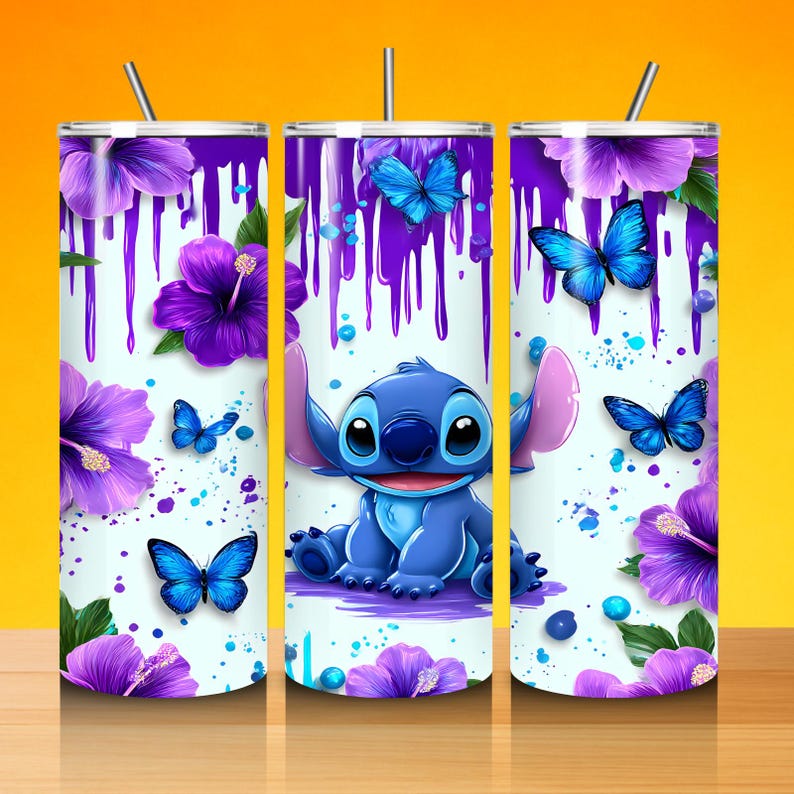 K&ouml;nnte beinhalten: Ein zylindrischer Becher mit einem blauen Alien-Charakter, leuchtend violetten Hibiskusbl&uuml;ten und hellblauen Schmetterlingen. Das Design zeigt einen violetten Farbtropfeffekt am oberen Rand, blaue Farbspritzer und einen Metallstrohhalm.