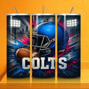 Może przedstawiać: Cylindryczny kubek z niebieskim kaskiem do futbolu amerykańskiego, brązową piłką oraz napisem COLTS pogrubionymi białymi literami. Projekt zawiera światła stadionowe, sylwetkę panoramy miasta oraz żywe niebieskie i różowe plamy farby.
