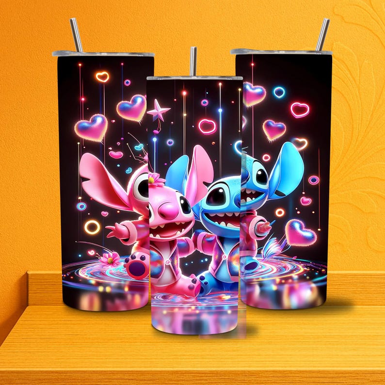 K&ouml;nnte beinhalten: Drei zylindrische Becher mit Deckeln und Strohhalmen, die einen schwarzen Hintergrund mit neonfarbenen Herzen und zwei Zeichentrickfiguren, eine rosa und eine blau, mit gro&szlig;en Ohren und breitem L&auml;cheln zeigen, umgeben von leuchtenden Lichtspuren.