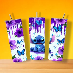 K&ouml;nnte beinhalten: Drei zylindrische Becher mit Deckeln und Strohhalmen, verziert mit einer blauen Alien-Figur, leuchtend violetten Hibiskusbl&uuml;ten, hellblauen Schmetterlingen und einem violetten Farbtropfeneffekt auf wei&szlig;em Grund mit blauen und violetten Farbspritzern.