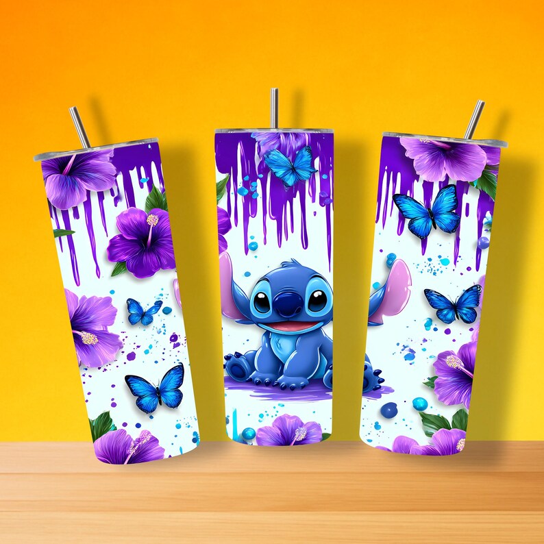 K&ouml;nnte beinhalten: Drei zylindrische Becher mit Deckeln und Strohhalmen, verziert mit einer blauen Alien-Figur, leuchtend violetten Hibiskusbl&uuml;ten, hellblauen Schmetterlingen und einem violetten Farbtropfeneffekt auf wei&szlig;em Grund mit blauen und violetten Farbspritzern.