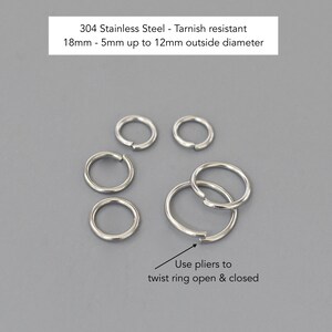 Puede incluir: Primer plano de seis anillos de salto plateados, de 18 mm a 12 mm de di&aacute;metro, hechos de acero inoxidable 304. Los anillos son resistentes al deslustre y se pueden abrir y cerrar con alicates.  "Use alicates para abrir y cerrar el anillo" est&aacute; escrito debajo de los anillos.