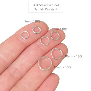 Puede incluir: Un juego de seis anillos de salto plateados de diferentes tama&ntilde;os, 7 mm, 8 mm, 10 mm y 12 mm. Los anillos de salto est&aacute;n hechos de acero inoxidable 304 y son resistentes al deslustre.