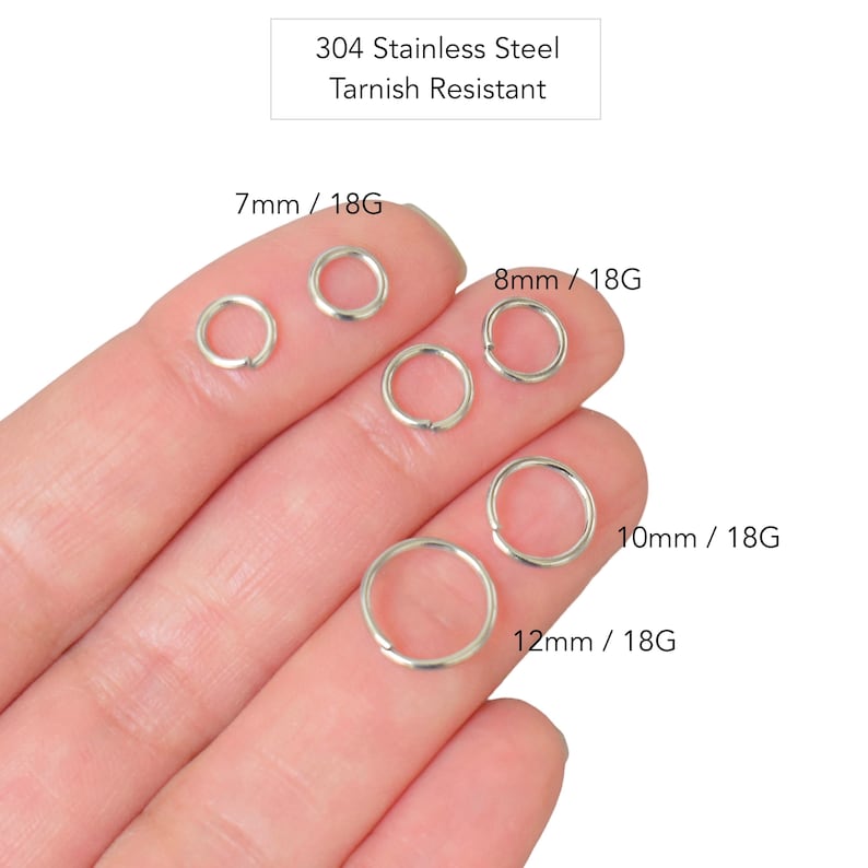 Puede incluir: Un juego de seis anillos de salto plateados de diferentes tama&ntilde;os, 7 mm, 8 mm, 10 mm y 12 mm. Los anillos de salto est&aacute;n hechos de acero inoxidable 304 y son resistentes al deslustre.