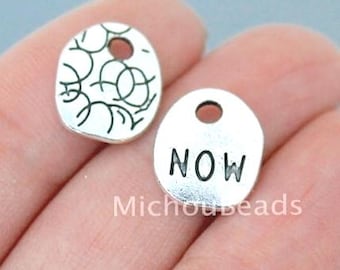 6 dijes de monedas estampadas NOW - Colgante con mensaje inspirador grabado - 6329