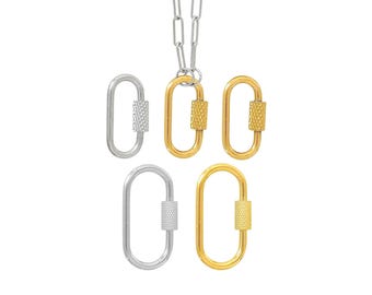 Puede incluir: Un collar de cadena plateada con cinco colgantes ovalados. Dos colgantes son plateados y tres dorados. Cada colgante tiene un cierre de rosca texturizado. Los colgantes se muestran sobre un fondo blanco.