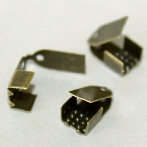 Pu&ograve; includere: Tre chiusure in metallo color oro antico per la creazione di gioielli. Ogni chiusura ha un coperchio incernierato con una fila di piccole sfere di metallo.