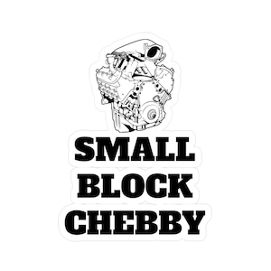 Peut inclure: Un autocollant noir et blanc représentant un moteur détaillé. Le texte "SMALL BLOCK CHEBBY" est imprimé en gras en dessous. L'autocollant est conçu avec un fond blanc.