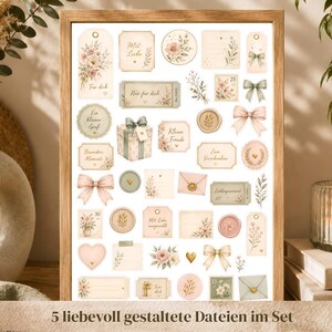 Könnte beinhalten: Eine Sammlung dekorativer Papieraufkleber und Anhänger mit Blumenillustrationen, Schleifen, Geschenken, Umschlägen und Wachssiegeln in Pastelltönen. Der Bogen enthält verschiedene Formen wie Rechtecke, Kreise und Herzen mit deutschem Text.