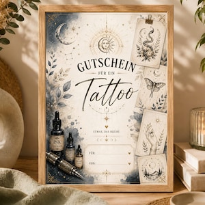 Könnte beinhalten: Ein gerahmter Druck mit dem Text GUTSCHEIN FÜR EIN Tattoo ETWAS, DAS BLEIBT. Das Design zeigt Himmelsmotive, eine Schlange, einen Nachtfalter, eine Hand, Landschaftsbilder sowie eine Tätowiermaschine und drei kleine Tintenfläschchen.