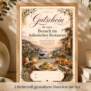 Könnte beinhalten: Ein gerahmter Gutschein mit dem Text Gutschein für einen Besuch im italienischen Restaurant. Das Design zeigt einen gedeckten Tisch mit Pasta, Weingläsern und Oliven vor einer italienischen Küstenlandschaft sowie leere Zeilen für Namen.