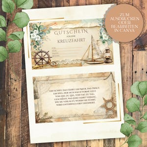 Puede incluir: Dos vales de regalo de crucero de estilo vintage con elementos náuticos. El vale superior presenta un timón, un velero y texto en alemán. El vale inferior tiene texto en alemán. El fondo es un mapa.