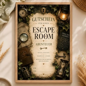 Könnte beinhalten: Ein gerahmter Druck mit dem Text GUTSCHEIN FÜR EINEN ESCAPE ROOM ABENTEUER, umgeben von Illustrationen einer Taschenuhr, einer Laterne, einer Lupe, eines Kompasses, eines Schlüssels, eines Labyrinth-Buches, eines Vorhängeschlosses und einer Sanduhr.