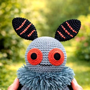 Mothman Virkmönster PDF, Spooky Amigurumi Cryptid Plysch Handledning, Gotisk Halloween Virkdekoration, Obehaglig Söt Plysch