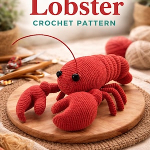 Puede incluir: Un bogavante amigurumi rojo hecho a mano, con ojos negros, sobre una tabla de madera. La imagen muestra el texto "Amigurumi Lobster Crochet Pattern". Los iconos indican un patrón PDF y descarga instantánea.