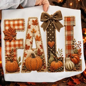 Op de afbeelding: Een wit stoffen oppervlak met het woord FALL in grote, decoratieve letters. De letters zijn versierd met oranje en bruine ruitpatronen, herfstbladerenprints, een bruine strik met stippen en diverse illustraties van pompoenen.