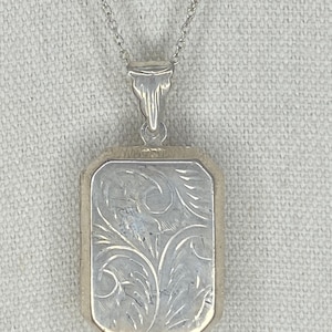 Stort vintage sterlingsilver rektangulärt halsband med etsat blommönster och etsad medaljong