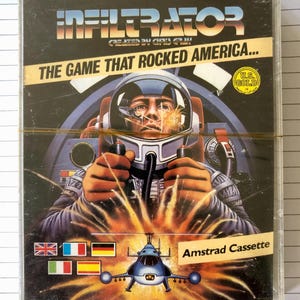 Könnte beinhalten: Retro Amstrad Cassette Spielhülle für "INFILTRATOR". Das Cover zeigt einen Astronauten im Raumanzug, mit dem Text "THE GAME THAT ROCKED AMERICA..." und dem U.S. Gold Logo.
