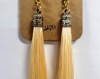 Pendientes colgantes con borlas color crema