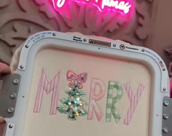 Archivo de diseño de aplique de árbol de Navidad "Feliz Navidad"; descarga digital para bordado a máquina
