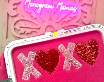 Diseño de aplique de corazón XO con lentejuelas rosas: diseño hecho a mano para el Día de San Valentín, aplique XOXO brillante