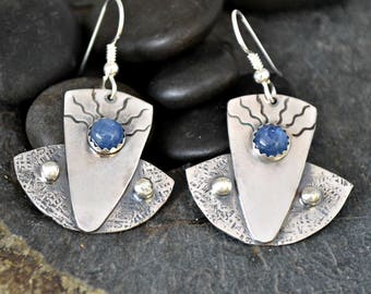 Cianite blu e orecchini in argento sterling martellate.  «ben indossato jeans»