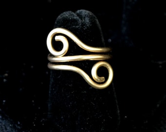 adjustable wire ring.  Sterling silver or 14K gold filled ring.  Yin and Yang.